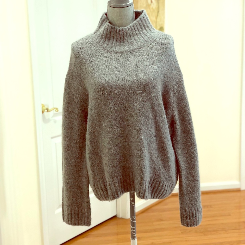 Oversized soft knit turtleneck sweater (M)